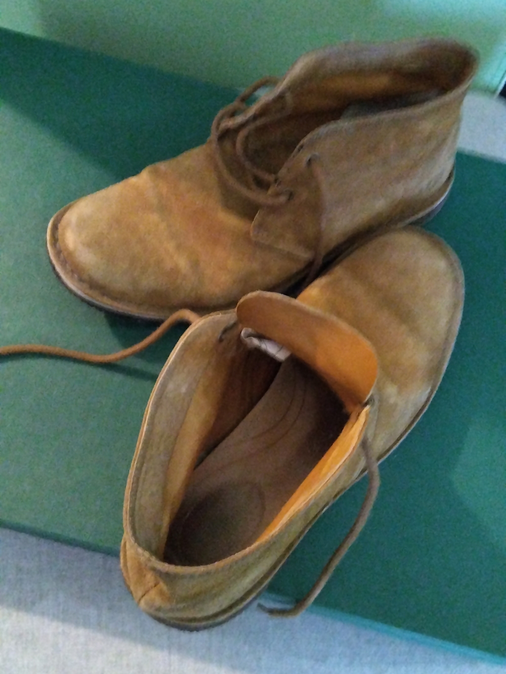 UGG Men’s Suede Chukka Boots in Tan